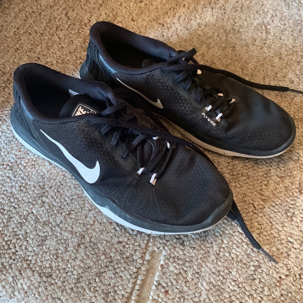 Women’s Nike tennis shoes size 8.5